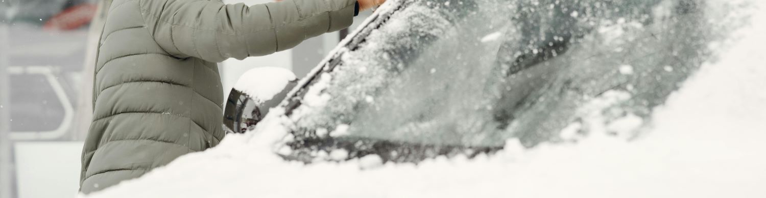 Očistit čelní sklo od námrzay je někdy věda